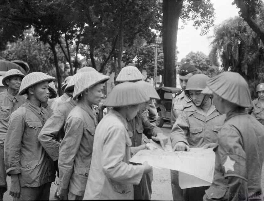 vna-potal-71-nam-giai-phong-thu-do-10101954-10102025-moc-son-ruc-ro-cua-nhan-dan-thu-do-8320138.jpg