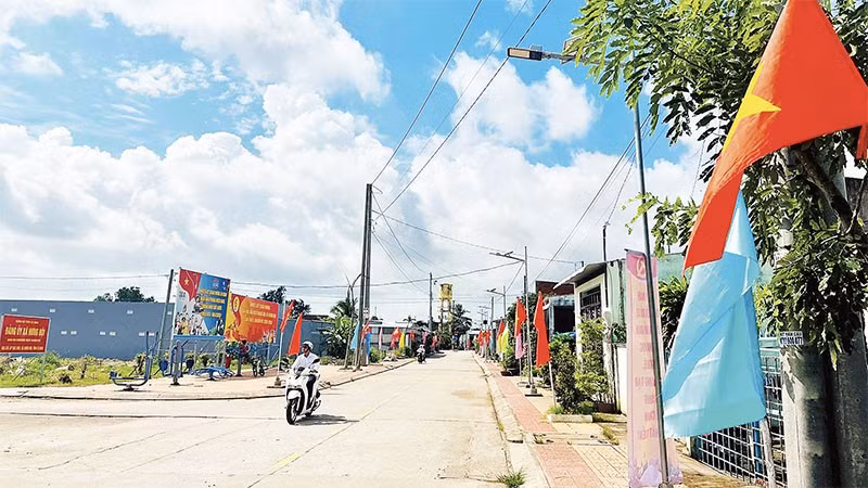 Đường về các ấp sâu của xã Hưng Hội (Cà Mau) hầu hết được rải nhựa, bê-tông sạch đẹp.