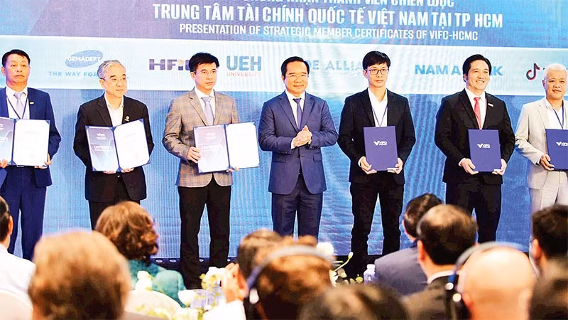 Trao chứng nhận thành viên chiến lược Trung tâm Tài chính quốc tế Việt Nam tại Thành phố Hồ Chí Minh. 