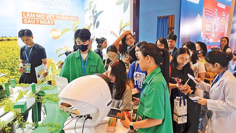 Không gian sự kiện Korea Travel Festa 2025 thu hút hàng nghìn lượt khách với các hoạt động tư vấn du lịch và văn hóa. (Ảnh MẠNH HẢO)