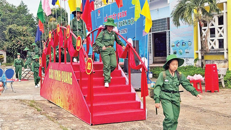2. Các chiến sĩ nhí háo hức trong lễ xuất quân “Học kỳ trong quân đội”. chiensinhi2.jpg