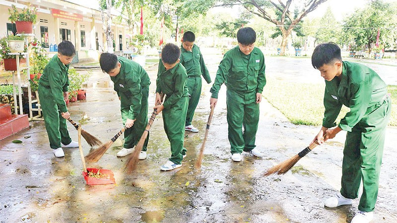 3. Trong môi trường quân đội, các em học được tính kỷ luật, tự giác dọn dẹp vệ sinh, biết phối hợp cùng nhau để hoàn thành mọi công việc đề ra. chiensinhi3.jpg