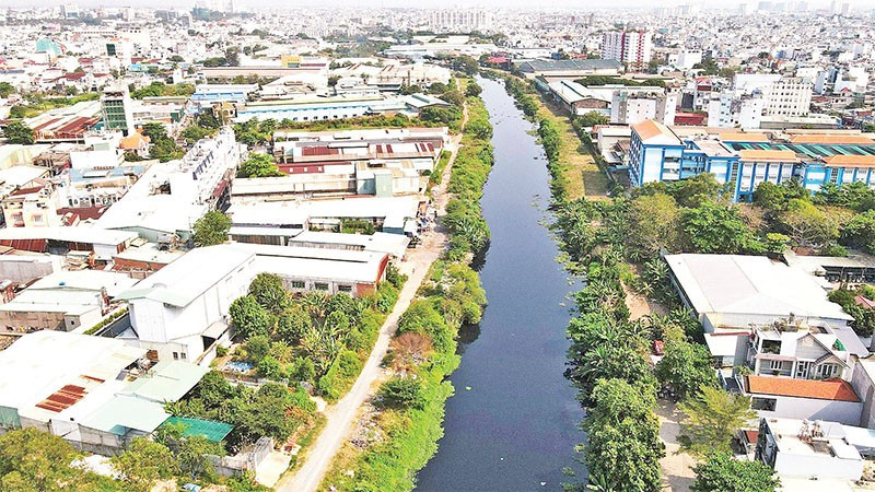 Dự án cải tạo môi trường kênh Tham Lương-Bến Cát-rạch Nước Lên dài 32km đang được đẩy nhanh tiến độ. (Ảnh THẾ ANH)