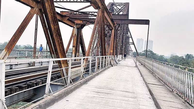 Nhiều đoạn mặt cầu được trải bê-tông cốt thép nhằm tăng tính chịu lực.