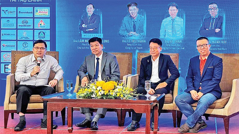 Các chuyên gia chia sẻ kinh nghiệm, giải pháp ứng dụng AI cho doanh nghiệp nhỏ và vừa tại một diễn đàn.