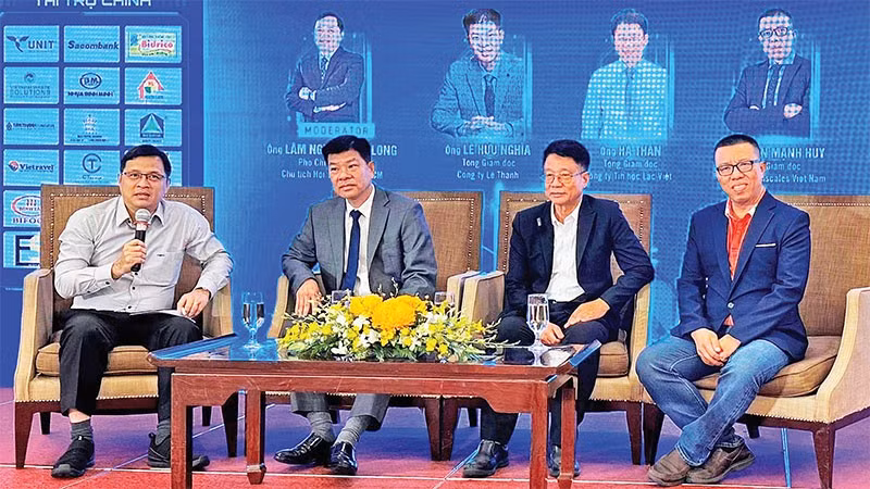 Các chuyên gia chia sẻ kinh nghiệm, giải pháp ứng dụng AI cho doanh nghiệp nhỏ và vừa tại một diễn đàn.