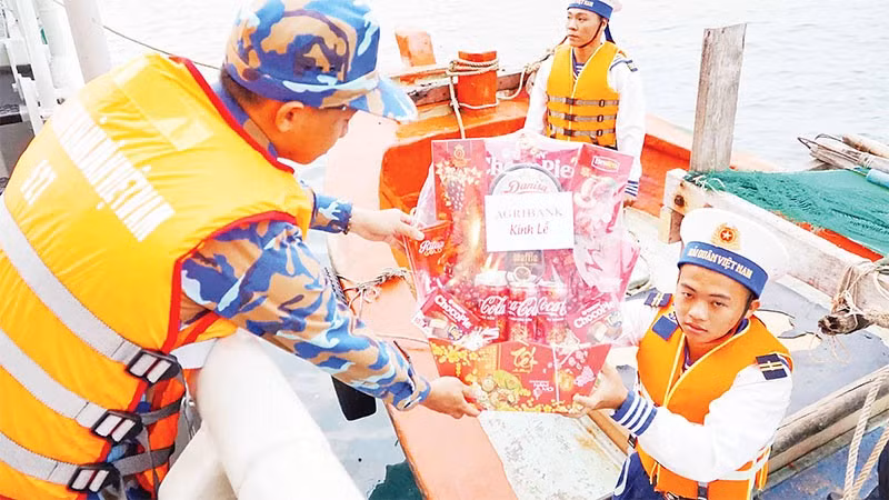 Những phần quà mang nặng nghĩa tình của đoàn công tác đến với cán bộ, chiến sĩ đang làm nhiệm vụ tại vùng đảo Tây Nam.