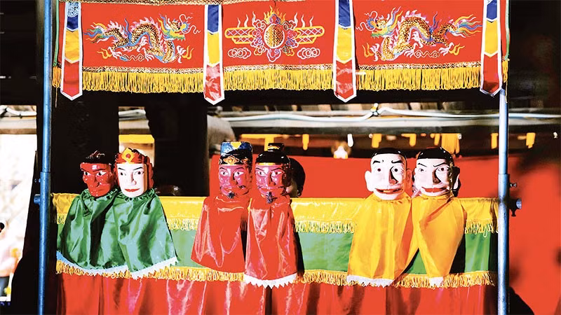 Trình diễn múa rối cạn chầu Thánh. (Ảnh NGỌC SƠN)