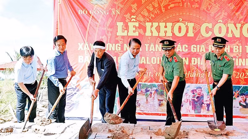 Các đồng chí lãnh đạo tỉnh Ninh Bình, Bộ Công an, Công an tỉnh thực hiện nghi thức Khởi công xây dựng nhà ở tặng các gia đình bị thiệt hại do giông lốc.