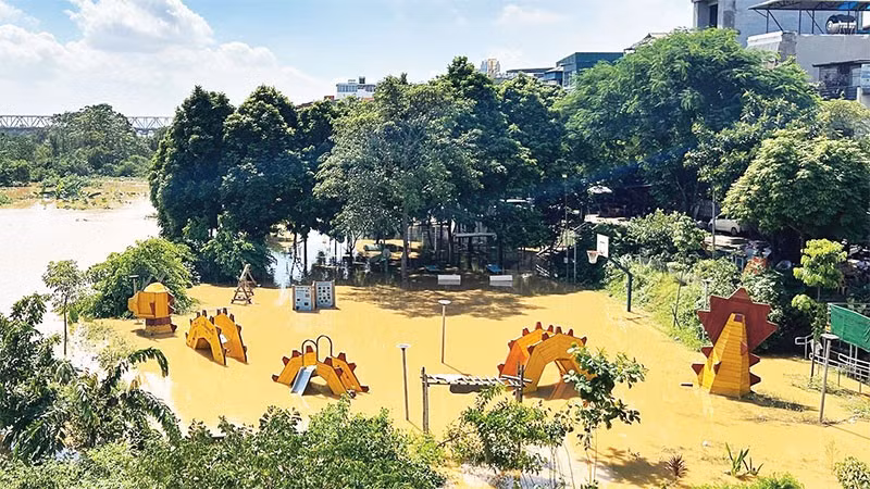 Một khu vui chơi ngoài đê ngập sâu trong nước.