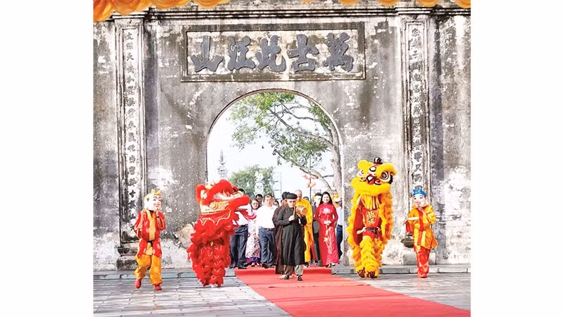 Nghi lễ dâng hương tại Lễ Cáo yết mở hội tại Lễ hội mùa thu Côn Sơn-Kiếp Bạc năm 2025.