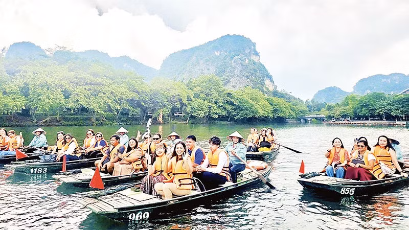 Khách quốc tế tham quan Khu du lịch sinh thái Tràng An.