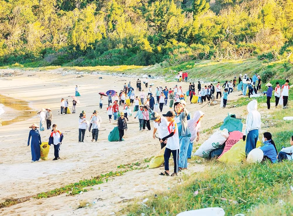 Hoạt động thu gom rác thải đã nhận được sự hưởng ứng nhiệt tình của nhân dân và du khách khi đến với đặc khu Cô Tô.