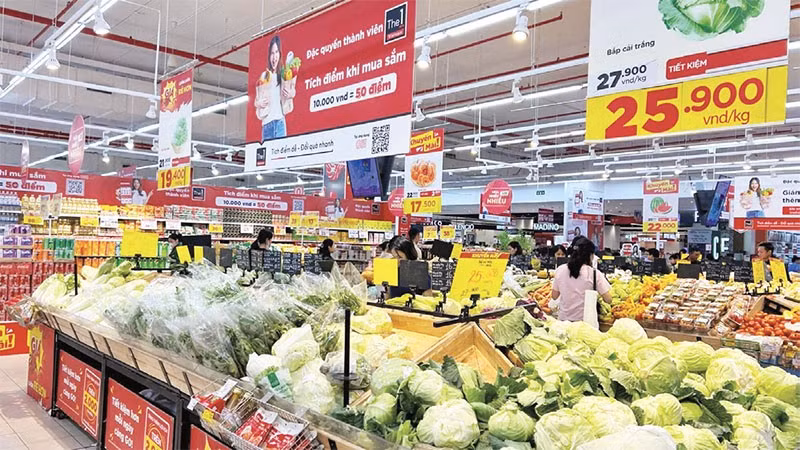 Nhiều siêu thị đã ký hợp đồng với các Hợp tác xã cung ứng rau xanh ra thị trường dịp cuối năm.