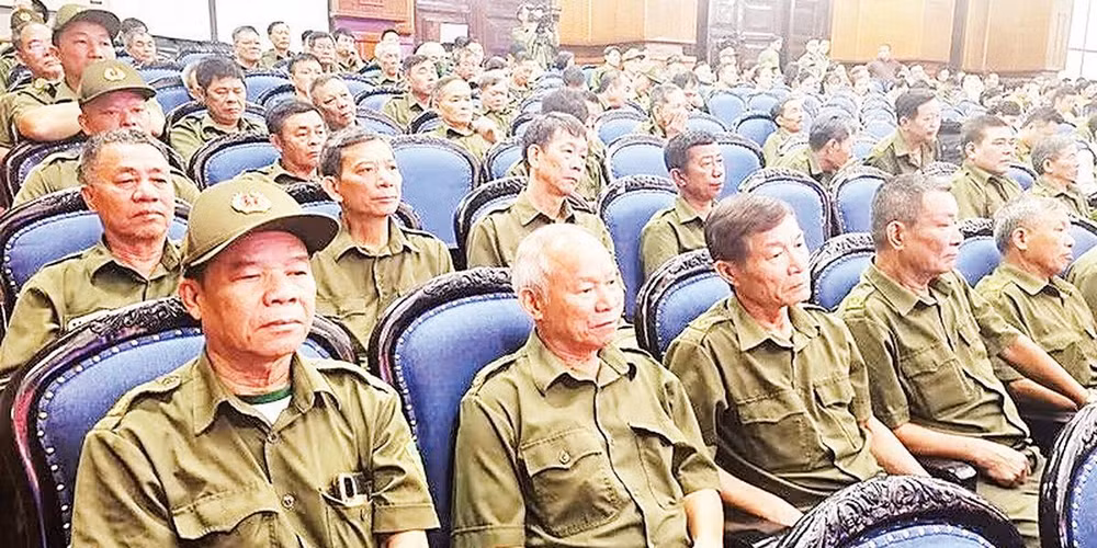 Lực lượng tham gia bảo vệ an ninh, trật tự cơ sở xem các đội thể hiện nội dung thi (Ảnh MAI LUẬN)