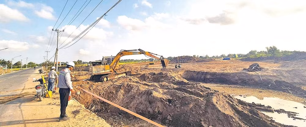 Đơn vị thi công đang đẩy nhanh tiến độ thi công đường dẫn kết nối đường 827E (Quốc lộ 50B) kết nối Thành phố Hồ Chí Minh-Tây Ninh-Đồng Tháp.