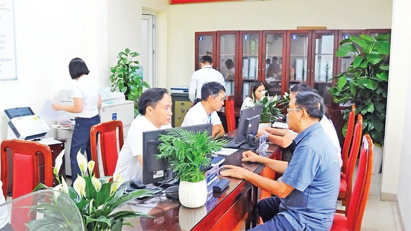 Người dân đến làm thủ tục hành chính tại phường Long Biên (mới).