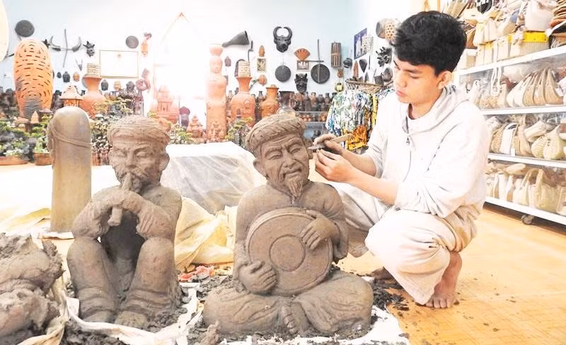 Ngày càng có nhiều thanh niên người Chăm quay lại học nghề truyền thống.