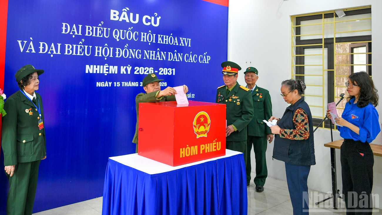 Quy trình hướng dẫn cử tri bỏ phiếu được thực hành nhằm bảo đảm đúng quy định trong ngày bầu cử.