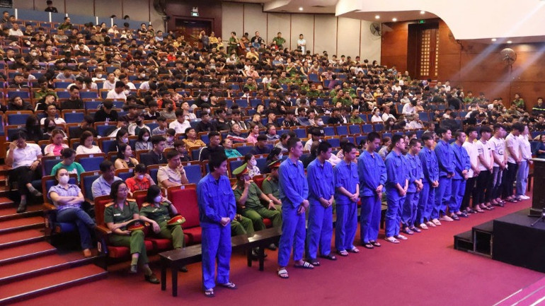 Đà Nẵng tổ chức phiên tòa xét xử lưu động vụ một băng nhóm thanh thiếu niên gây rối trật tự công cộng, tháng 7/2024. Ảnh: ANH ĐÀO Đà Nẵng tổ chức phiên tòa xét xử lưu động vụ một băng nhóm thanh thiếu niên gây rối trật tự công cộng, tháng 7/2024. Ảnh: ANH ĐÀO