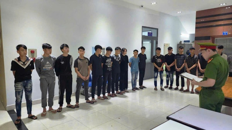 Cơ quan Cảnh sát điều tra Công an quận Hải Châu (thành phố Đà Nẵng) tống đạt quyết định khởi tố, bắt tạm giam nhóm đối tượng liên quan đến vụ ẩu đả ngày 24/11/2024, khiến một người thiệt mạng. Ảnh: DOÃN HÙNG Cơ quan Cảnh sát điều tra Công an quận Hải Châu (thành phố Đà Nẵng) tống đạt quyết định khởi tố, bắt tạm giam nhóm đối tượng liên quan đến vụ ẩu đả ngày 24/11/2024, khiến một người thiệt mạng. Ảnh: DOÃN HÙNG