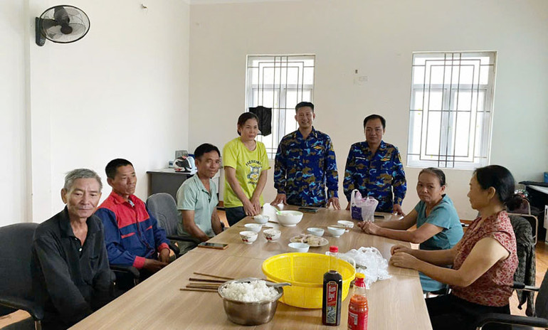 Nhà máy X48 giúp đỡ ngư dân tránh, trú siêu bão số 3 (Yagi) năm 2024. Ảnh: PTB