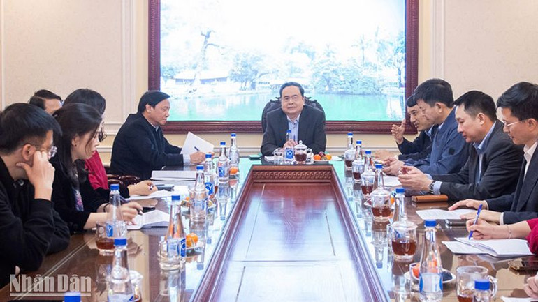 Chủ tịch Quốc hội Trần Thanh Mẫn trao đổi với các đơn vị tại buổi tổng duyệt Lễ trao Giải báo chí toàn quốc về Quốc hội và Hội đồng nhân dân lần thứ ba-năm 2025. (Ảnh: Duy Linh)