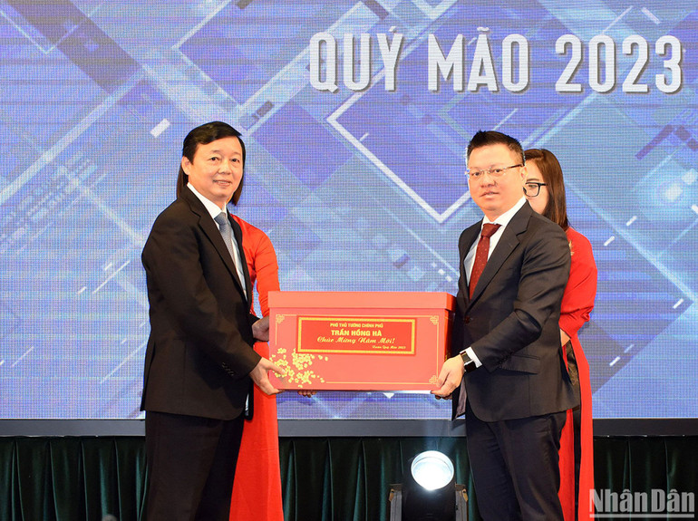 Phó Thủ tướng Trần Hồng Hà trao tặng quà cho Báo Nhân Dân.