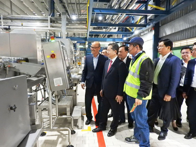 Đồng chí Nguyễn Văn Quảng thăm dây chuyền sản xuất bia hoàn toàn tự động tại Nhà máy bia Heineken Việt Nam - Đà Nẵng tại Khu công nghiệp Hòa Khánh.