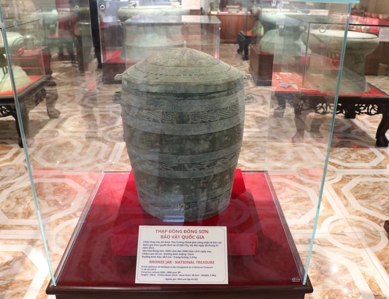 Thạp đồng thời Ðông Sơn được công nhận là Bảo vật quốc gia. Thạp đồng thời Ðông Sơn được công nhận là Bảo vật quốc gia.