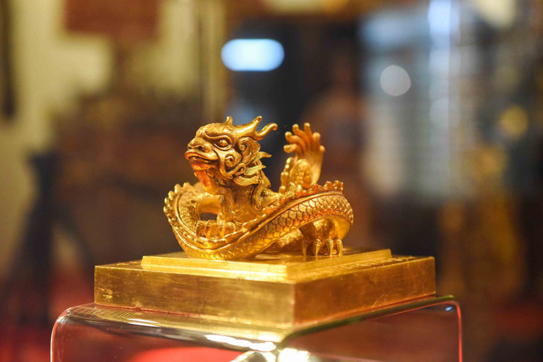 Không gian trưng bày kim ấn Hoàng đế Chi bảo. Không gian trưng bày kim ấn Hoàng đế Chi bảo.