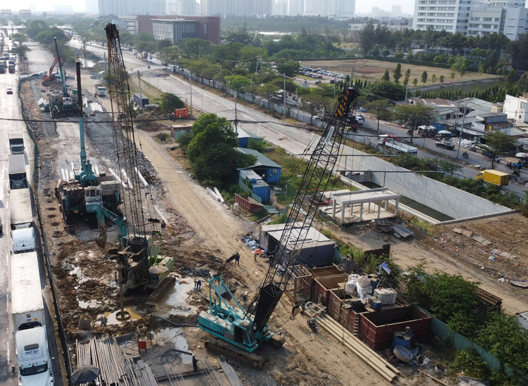 Thi công Dự án xây dựng hầm chui Nguyễn Văn Linh. (Ảnh: NHẬT THÀNH)