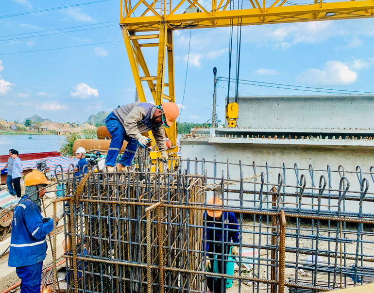 Các nhà thầu đang tập trung nhân lực, thiết bị để đẩy nhanh tiến độ thi công cầu Bến Rừng và cầu Lại Xuân - 2 cây cầu kết nối Hải Phòng với tỉnh Quảng Ninh. Trong ảnh: Công nhân tập trung thi công cầu Lại Xuân. (Ảnh: NGÔ QUANG DŨNG)