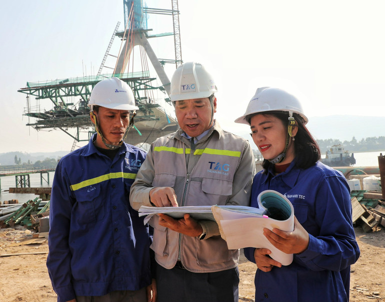 Cán bộ kỹ thuật thi công cầu Đồng Việt trao đổi tại dự án. (Ảnh: ĐẶNG GIANG)