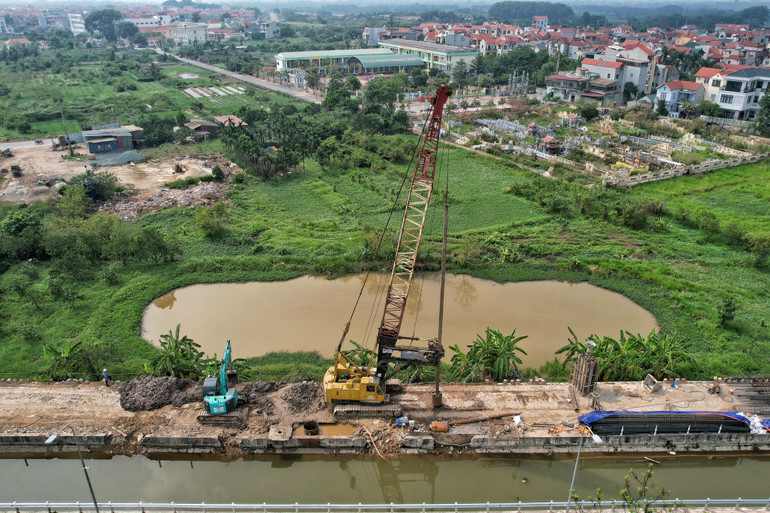 Thi công đường Vành đai 4-Vùng Thủ đô tại huyện Đan Phượng, Hà Nội. (Ảnh: QUỐC TOẢN)
