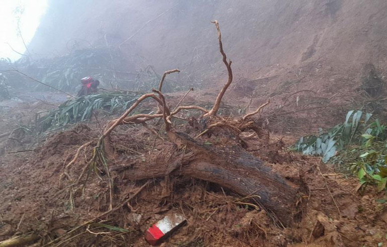 Sau mưa lũ, nhiều tuyến đường ở huyện miền núi Kỳ Sơn bị sạt lở, gây ách tắc giao thông.