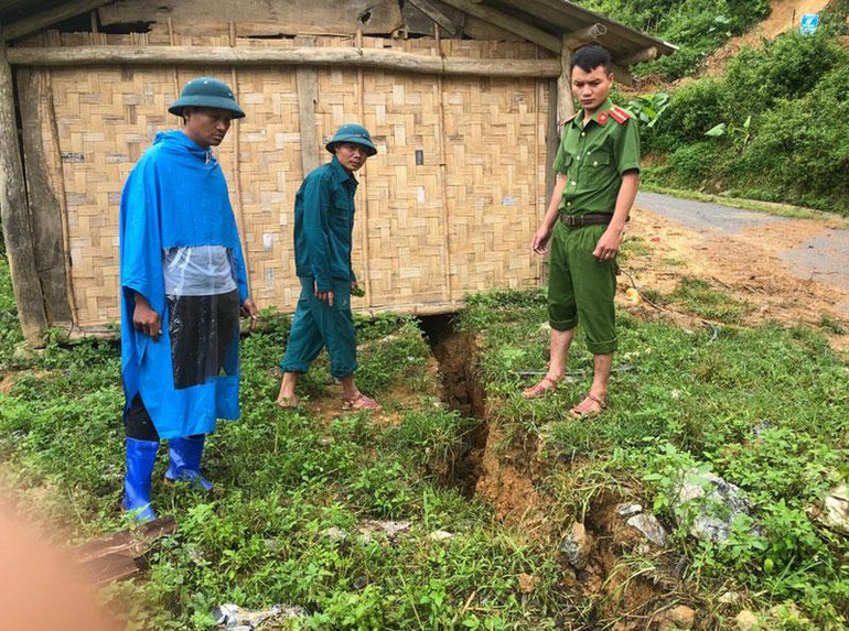 Ngay sau mưa lũ, các vết nứt xuất hiện tại bản Nam Tiến 2, xã Bảo Nam, Kỳ Sơn. (Ảnh: TÌNH DƯƠNG)