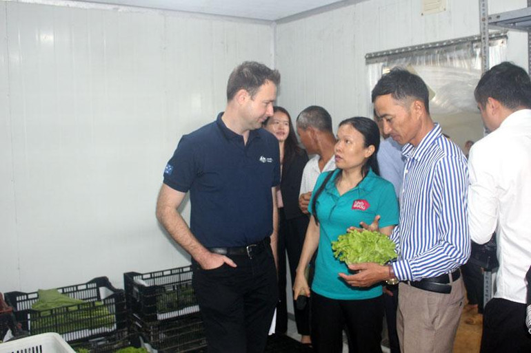 Đại diện dự án giới thiệu với ông Kim Wimbush, Giám đốc Chương trình Aus4Innovation về thành quả dự án.