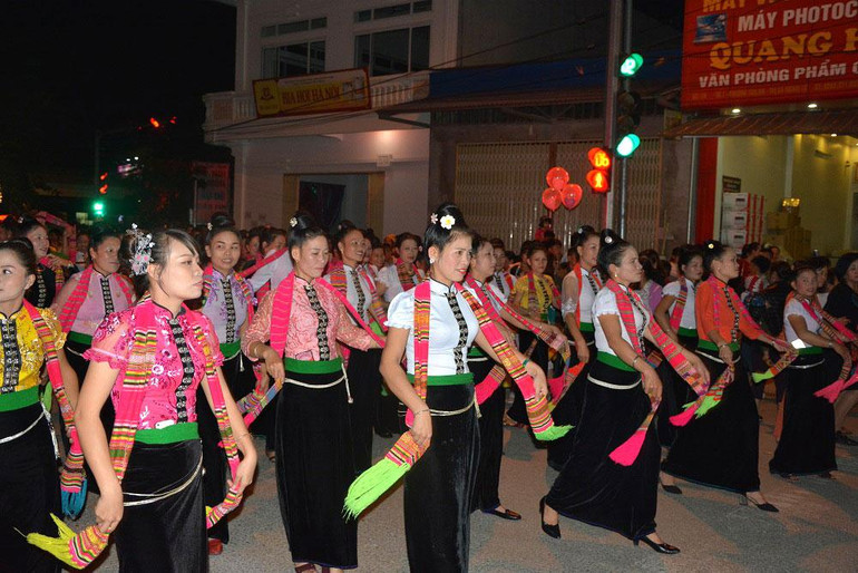 Một màn diễu hành đường phố của dân tộc Thái.