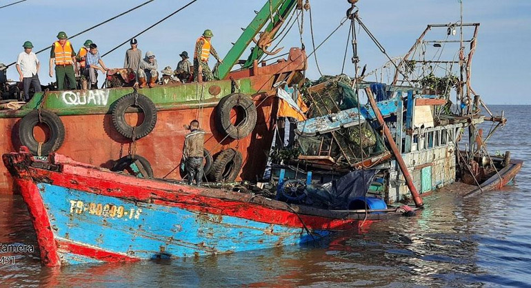 Tàu cá TB-90899-TS được trục vớt thành công vào ngày 11/9. (Ảnh Bộ đội Biên phòng tỉnh Thái Bình cung cấp)