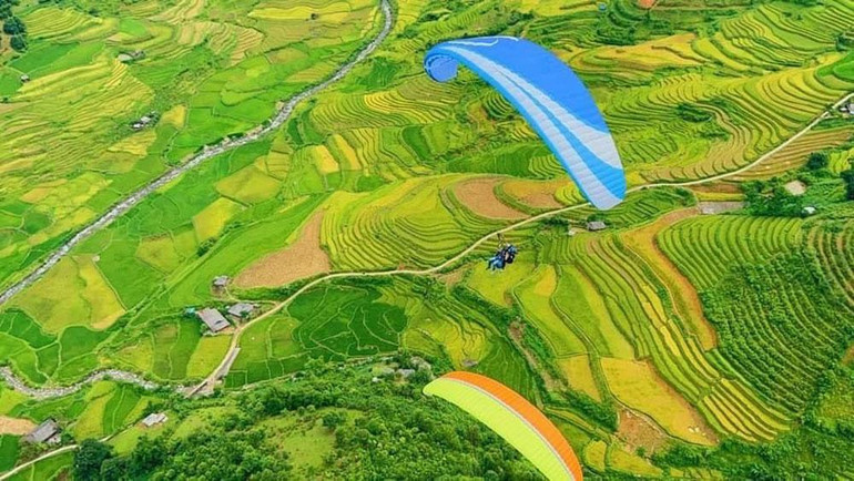 Bay dù lượn khám phá danh thắng quốc gia đặc biệt ruộng bậc thang Mù Cang Chải.