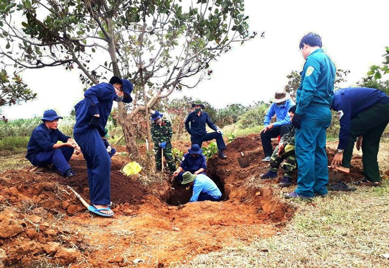 Đội K51 đang tìm kiếm cất bốc hài cốt liệt sĩ.