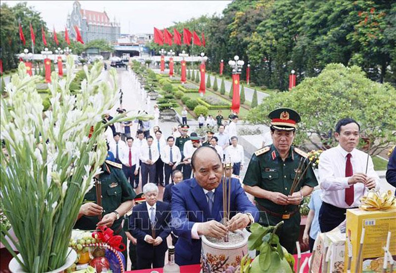 Chủ tịch nước Nguyễn Xuân Phúc cùng các đồng chí lãnh đạo Đảng và Nhà nước dâng hương tưởng niệm tại Đài Tưởng niệm các Anh hùng Liệt sĩ TP Hải Phòng. Chủ tịch nước Nguyễn Xuân Phúc cùng các đồng chí lãnh đạo Đảng và Nhà nước dâng hương tưởng niệm tại Đài Tưởng niệm các Anh hùng Liệt sĩ TP Hải Phòng.