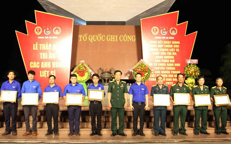 Khen thưởng các tập thể, cá nhân có thành tích xuất sắc.