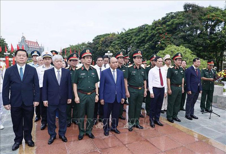 Chủ tịch nước Nguyễn Xuân Phúc cùng các đồng chí lãnh đạo Đảng và Nhà nước dâng hương tưởng niệm tại Đài Tưởng niệm các Anh hùng Liệt sĩ TP Hải Phòng. Chủ tịch nước Nguyễn Xuân Phúc cùng các đồng chí lãnh đạo Đảng và Nhà nước dâng hương tưởng niệm tại Đài Tưởng niệm các Anh hùng Liệt sĩ TP Hải Phòng.