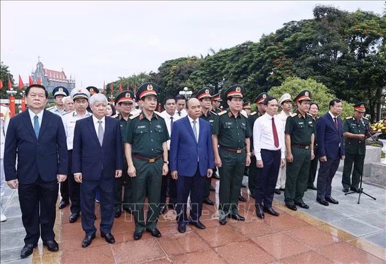 Chủ tịch nước Nguyễn Xuân Phúc cùng các đồng chí lãnh đạo Đảng và Nhà nước dâng hương tưởng niệm tại Đài Tưởng niệm các Anh hùng Liệt sĩ TP Hải Phòng.