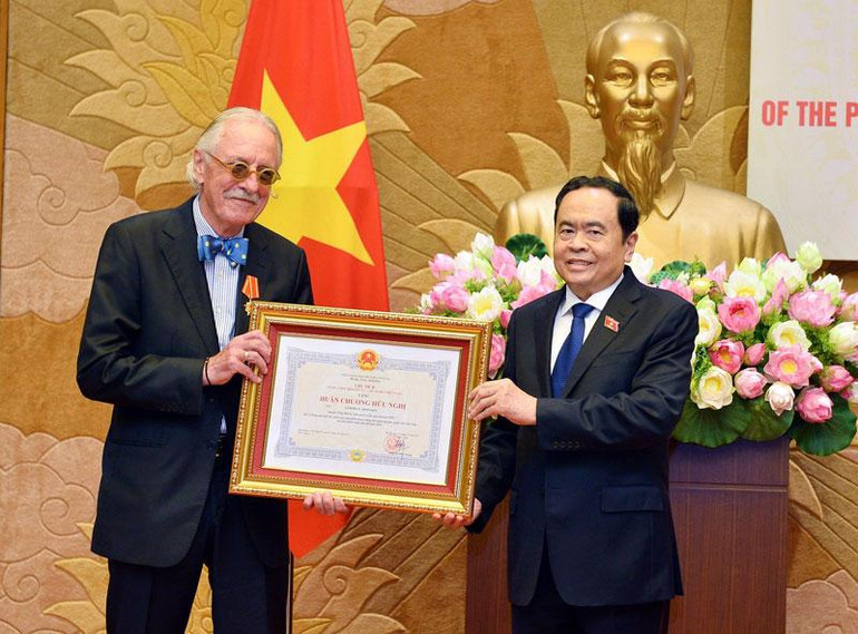 Phó Chủ tịch Thường trực Quốc hội Trần Thanh Mẫn trao Huân chương Hữu nghị tặng ông Anders Johnsson, nguyên Tổng Thư ký Liên minh Nghị viện thế giới.