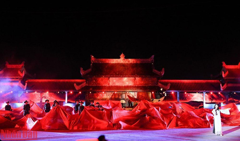 Hình tượng “Dòng sông ước vọng” gợi nhắc những chiến công bất tử của chiến sĩ Quân giải phóng. Hình tượng “Dòng sông ước vọng” gợi nhắc những chiến công bất tử của chiến sĩ Quân giải phóng.