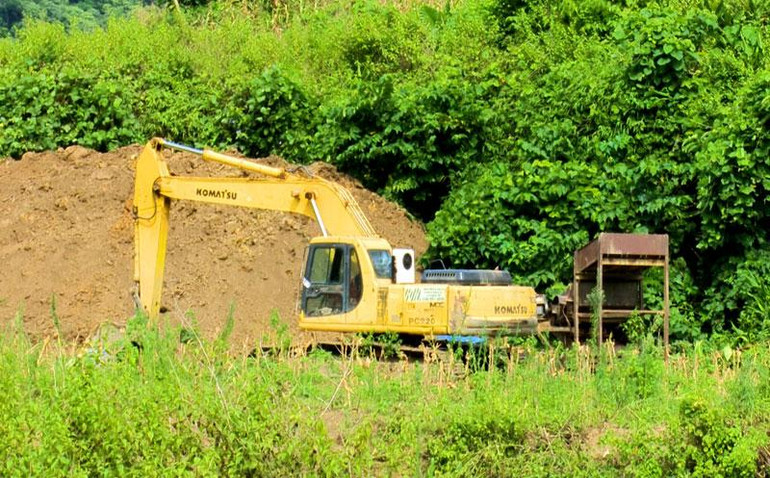 Các đối tượng ngang nhiên sử dụng máy xúc để đào bới.