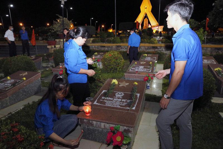 Đoàn viên thanh niên thắp hương tưởng nhớ các Anh hùng, liệt sĩ tại các phần mộ.